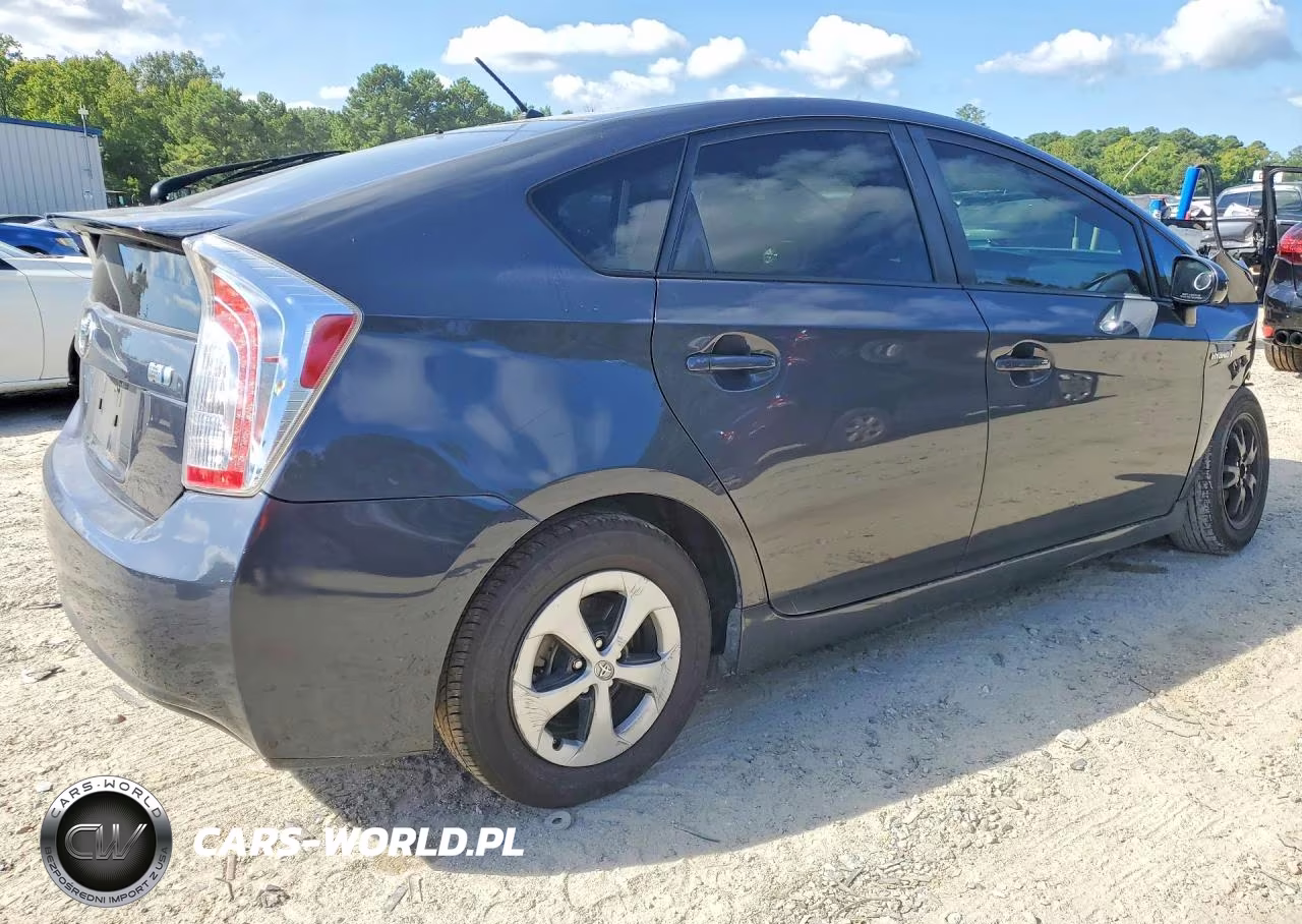 2015 Toyota Prius Two VIN:JTDKN3DU3F1912679 - 3