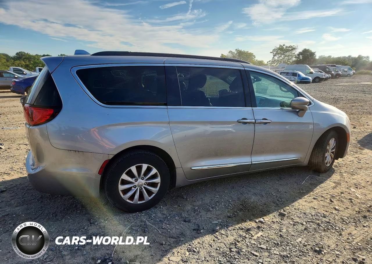 2017 Chrysler Pacifica Touring L VIN:2C4RC1BG0HR613560 - 3