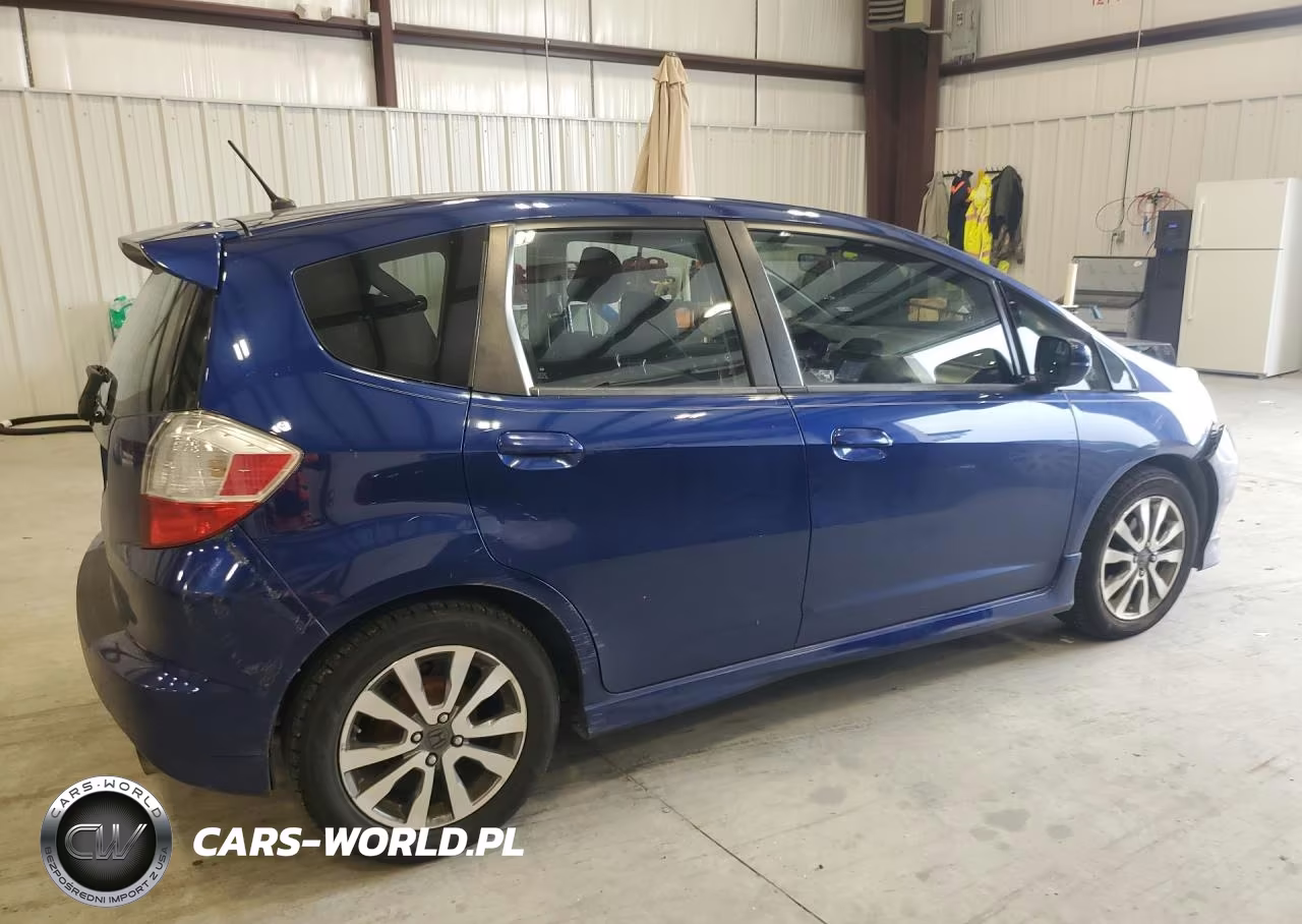 2013 Honda Fit Sport VIN:JHMGE8H68DC043415 - 3