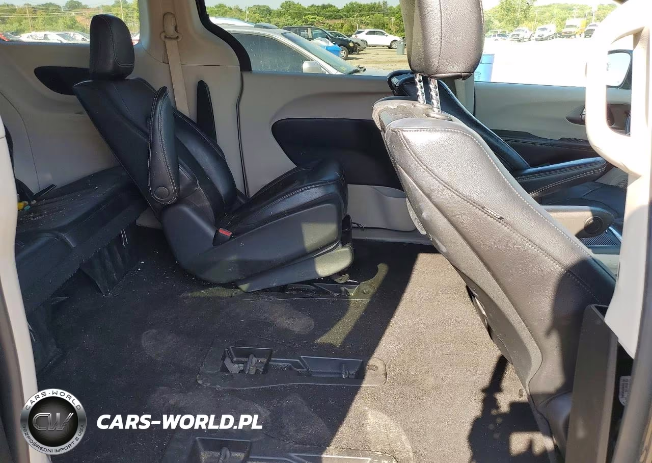 2022 Chrysler Pacifica Hybrid Touring L VIN:2C4RC1L7XNR121211 - 11