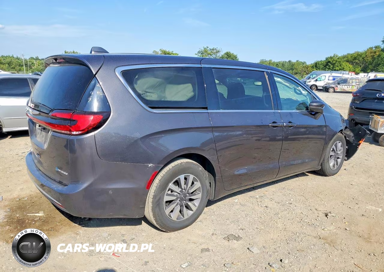 2022 Chrysler Pacifica Hybrid Touring L VIN:2C4RC1L7XNR121211 - 3