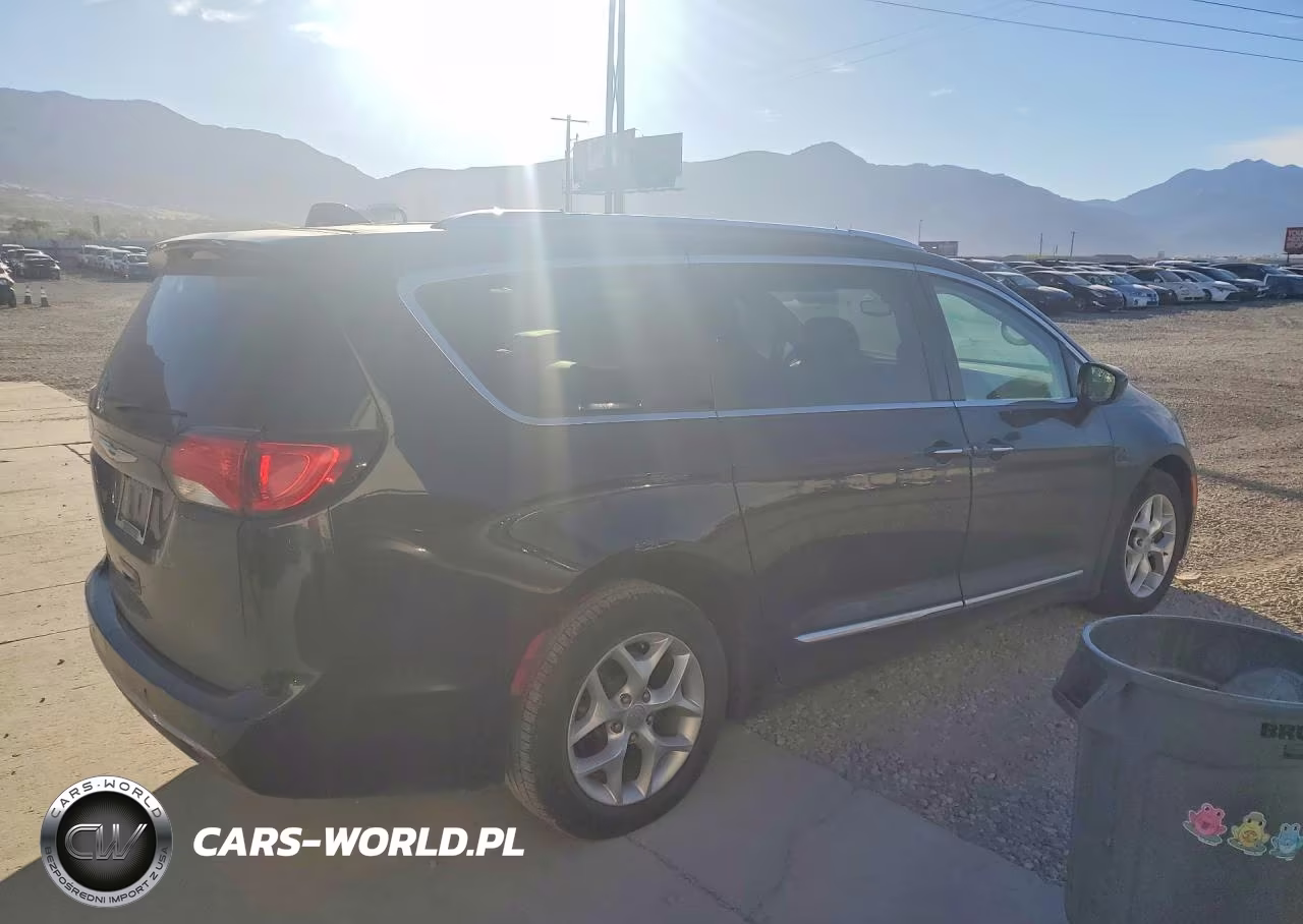 2017 Chrysler Pacifica Touring L Plus VIN:2C4RC1EG9HR659836 - 3