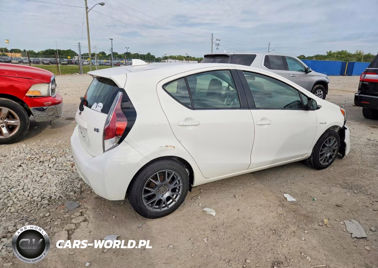 2015 Toyota Prius C One VIN:JTDKDTB32F1093922 - 3