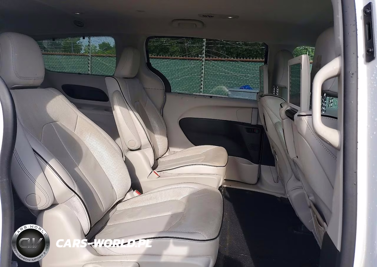 2018 Chrysler Pacifica Hybrid Limited VIN:2C4RC1N7XJR229819 - 11
