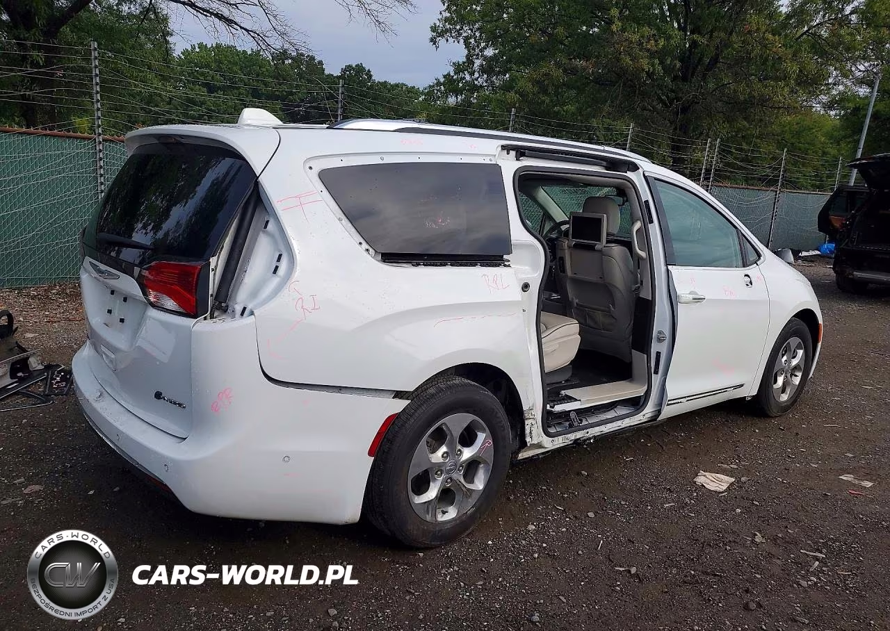 2018 Chrysler Pacifica Hybrid Limited VIN:2C4RC1N7XJR229819 - 3