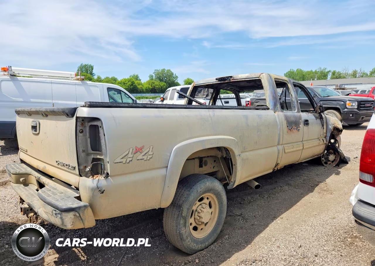 2005 Chevrolet Silverado K2500 Heavy Duty VIN:1GCHK29225E165216 - 3