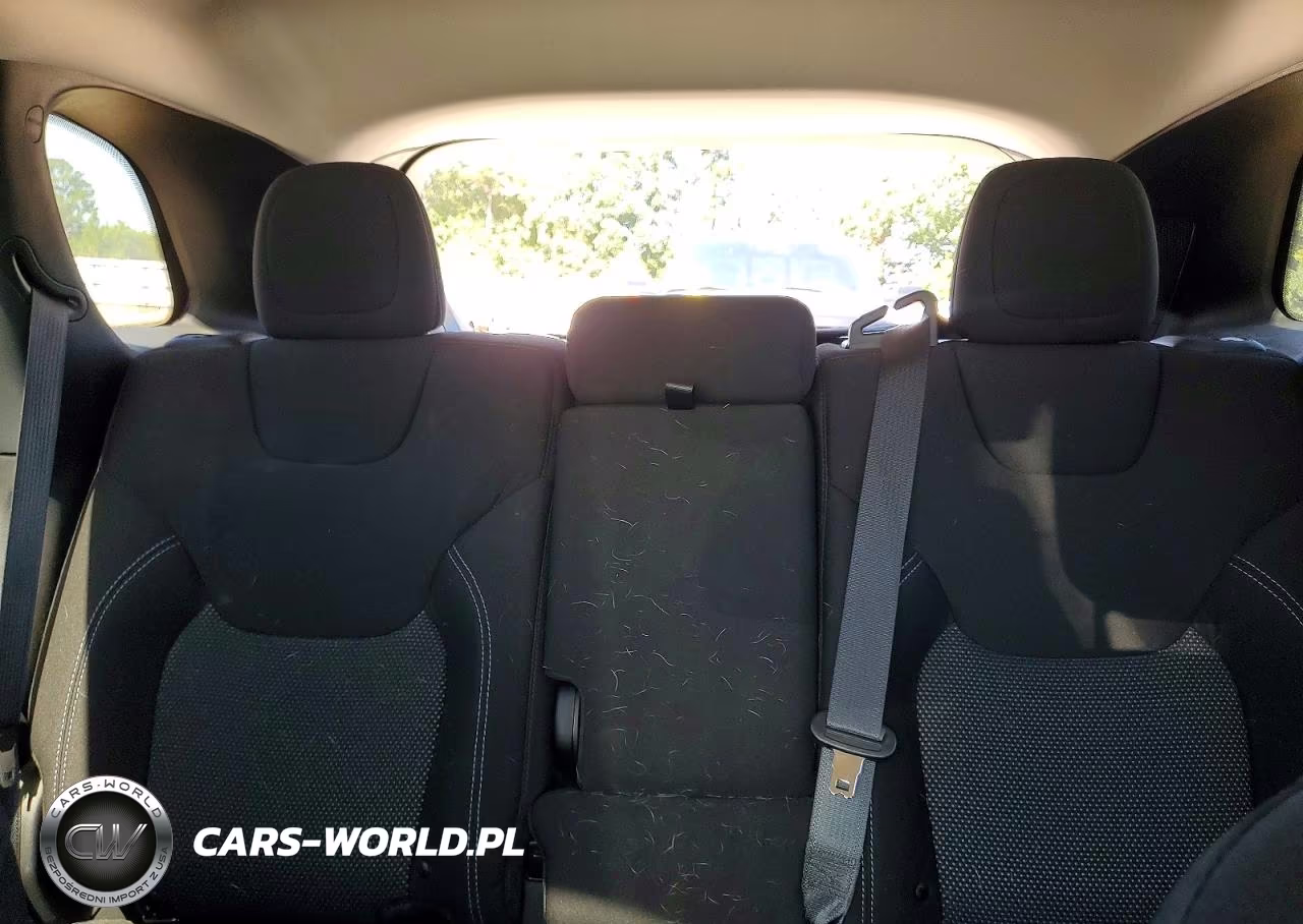 2019 Jeep Cherokee Latitude VIN:1C4PJLCBXKD455556 - 10