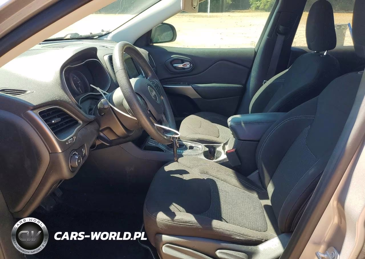 2019 Jeep Cherokee Latitude VIN:1C4PJLCBXKD455556 - 7