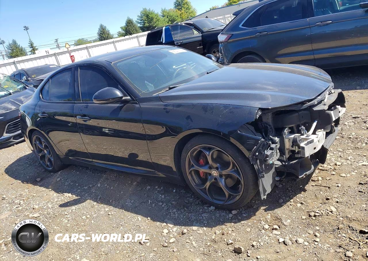 2018 Alfa Romeo Giulia Ti VIN:ZARFAECN8J7566787 - 4