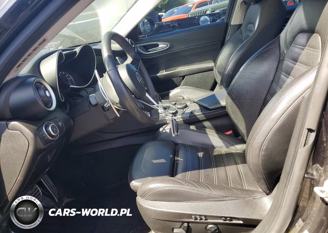 2018 Alfa Romeo Giulia Ti VIN:ZARFAECN8J7566787 - 7