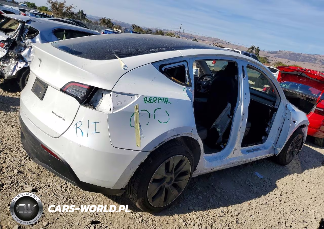 2022 Tesla Model Y VIN:7SAYGDEE8NF434026 - 3