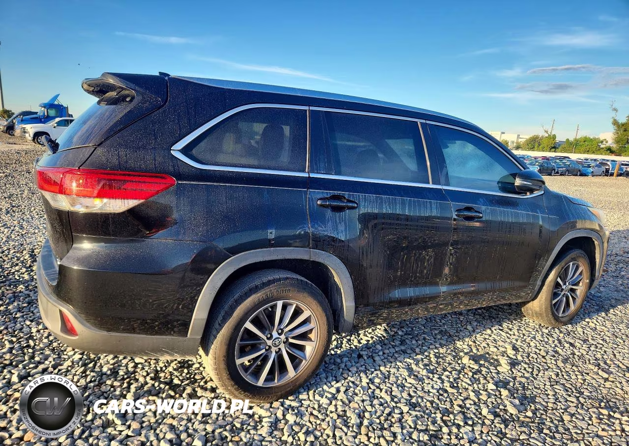 2018 Toyota Highlander Xle VIN:5TDKZRFH6JS546929 - 3