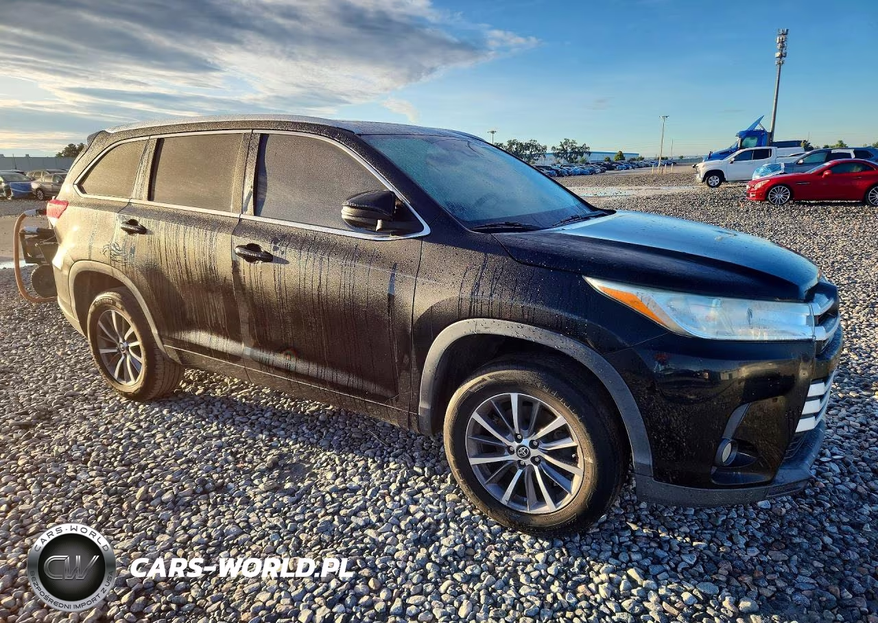 2018 Toyota Highlander Xle VIN:5TDKZRFH6JS546929 - 4