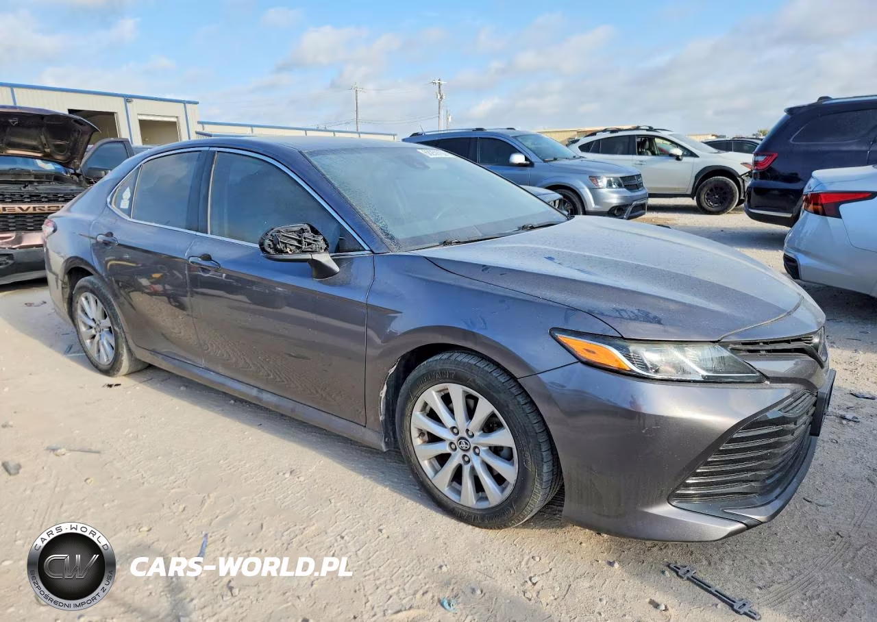 2019 Toyota Camry Le VIN:4T1B11HK3KU232827 - 4