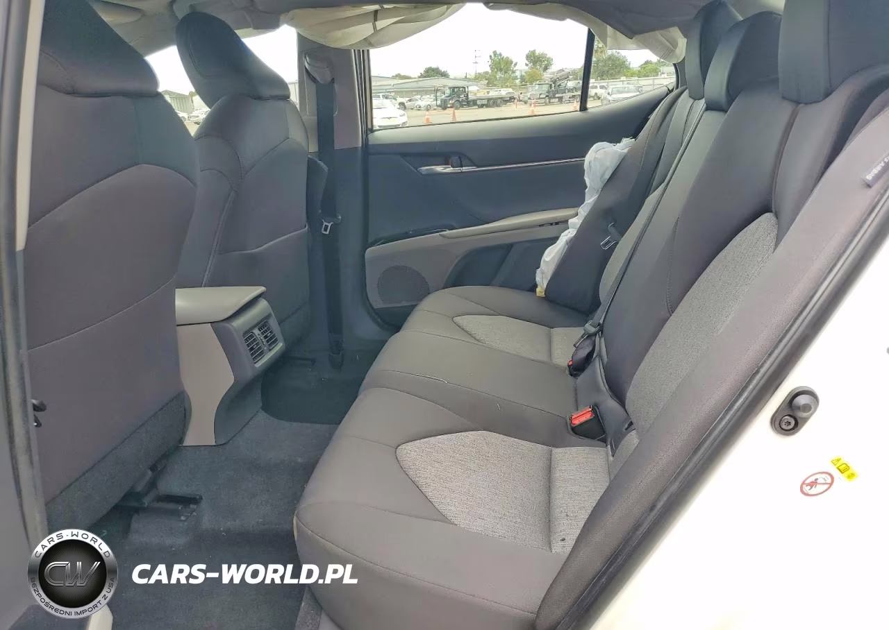 2018 Toyota Camry Le VIN:JTNB11HK1J3000246 - 10