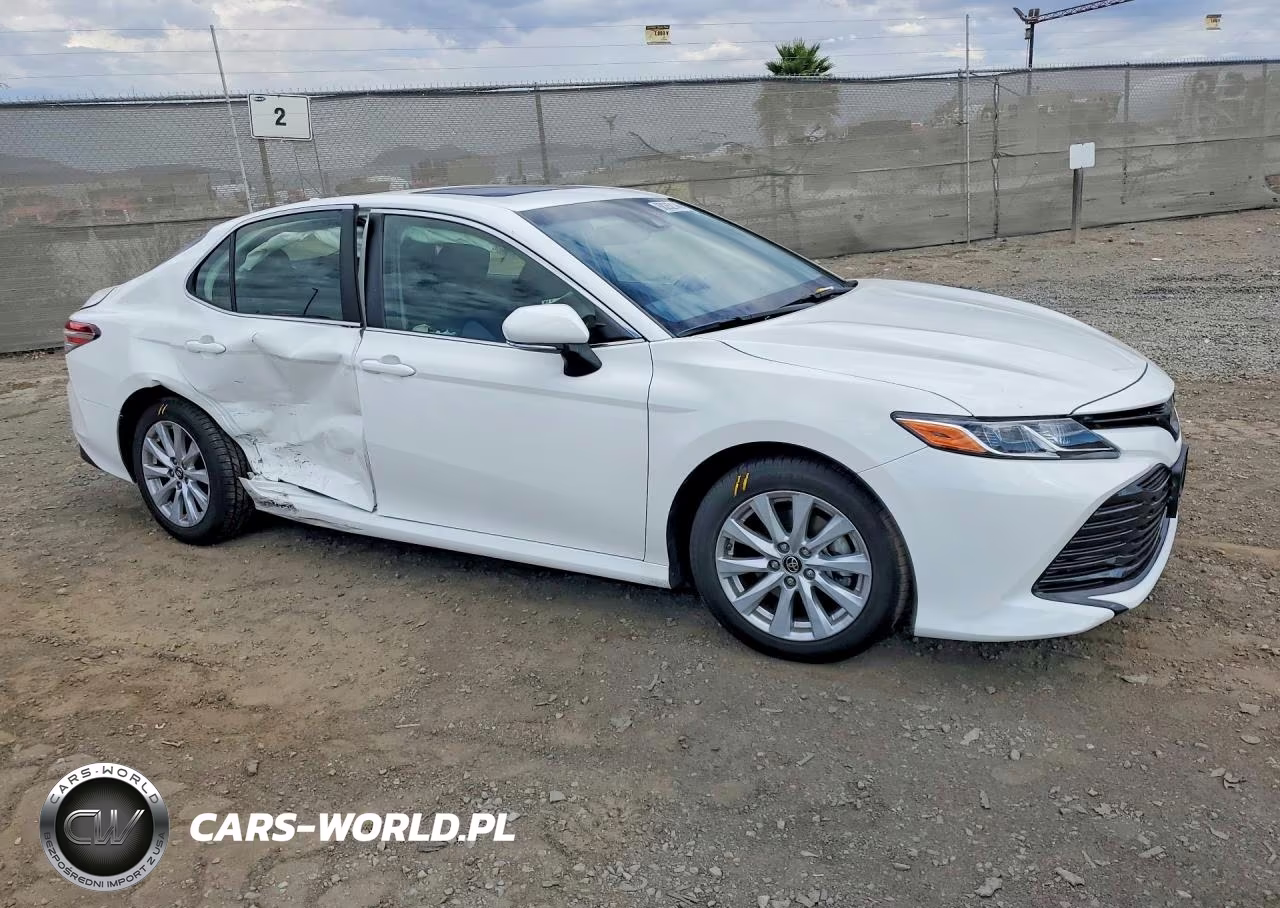 2018 Toyota Camry Le VIN:JTNB11HK1J3000246 - 4