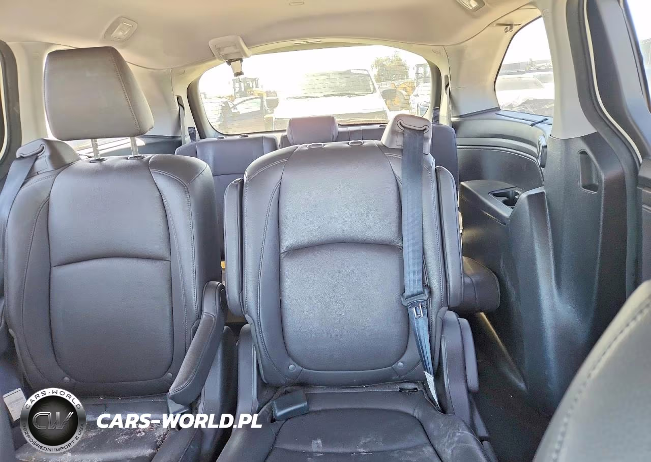 2018 Honda Odyssey Touring VIN:5FNRL6H83JB002792 - 10