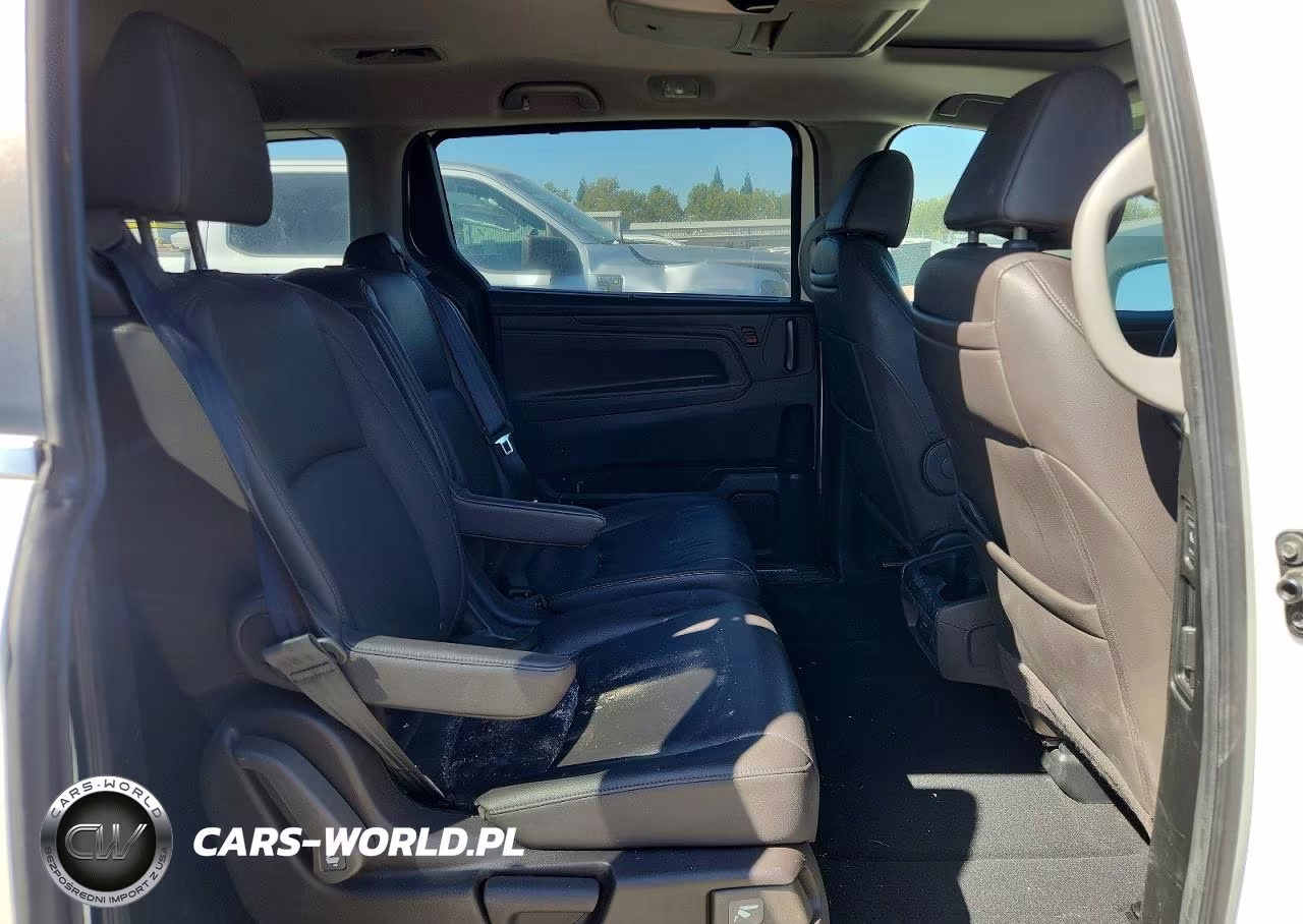 2018 Honda Odyssey Touring VIN:5FNRL6H83JB002792 - 11