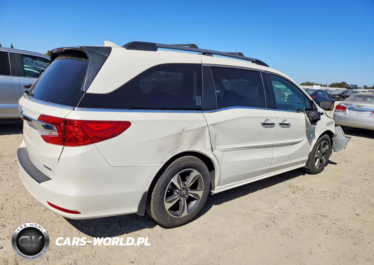 2018 Honda Odyssey Touring VIN:5FNRL6H83JB002792 - 3