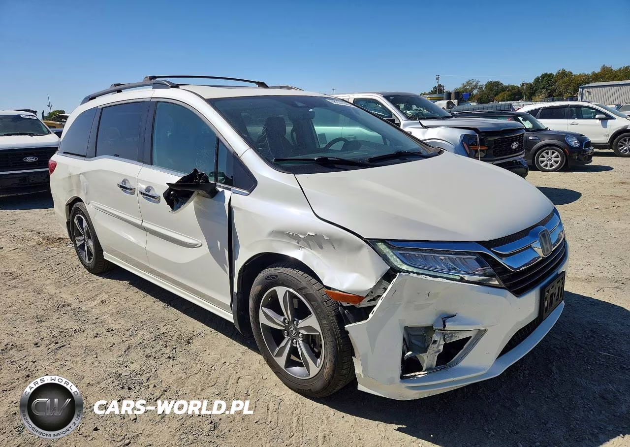 2018 Honda Odyssey Touring VIN:5FNRL6H83JB002792 - 4