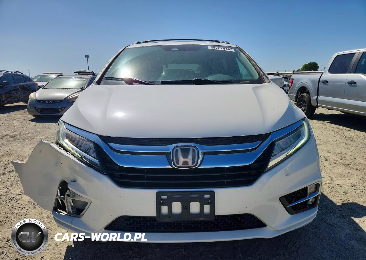 2018 Honda Odyssey Touring VIN:5FNRL6H83JB002792 - 5