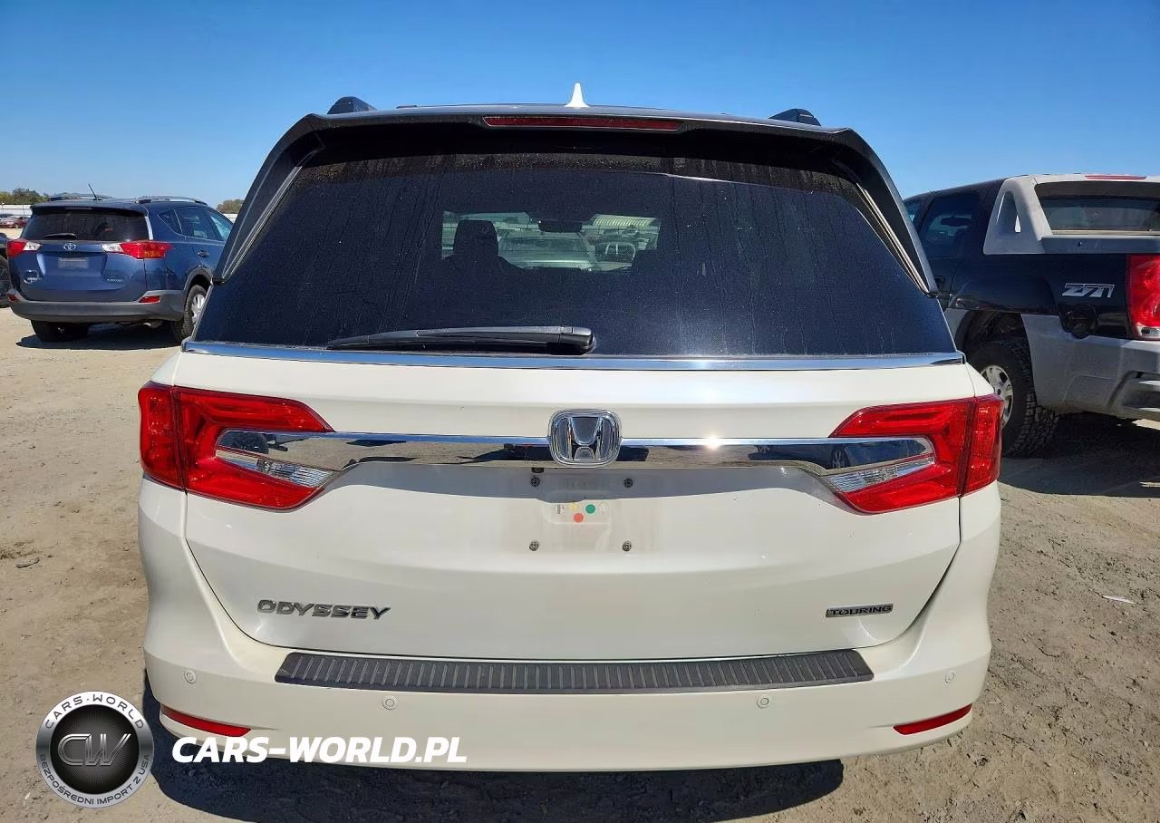 2018 Honda Odyssey Touring VIN:5FNRL6H83JB002792 - 6