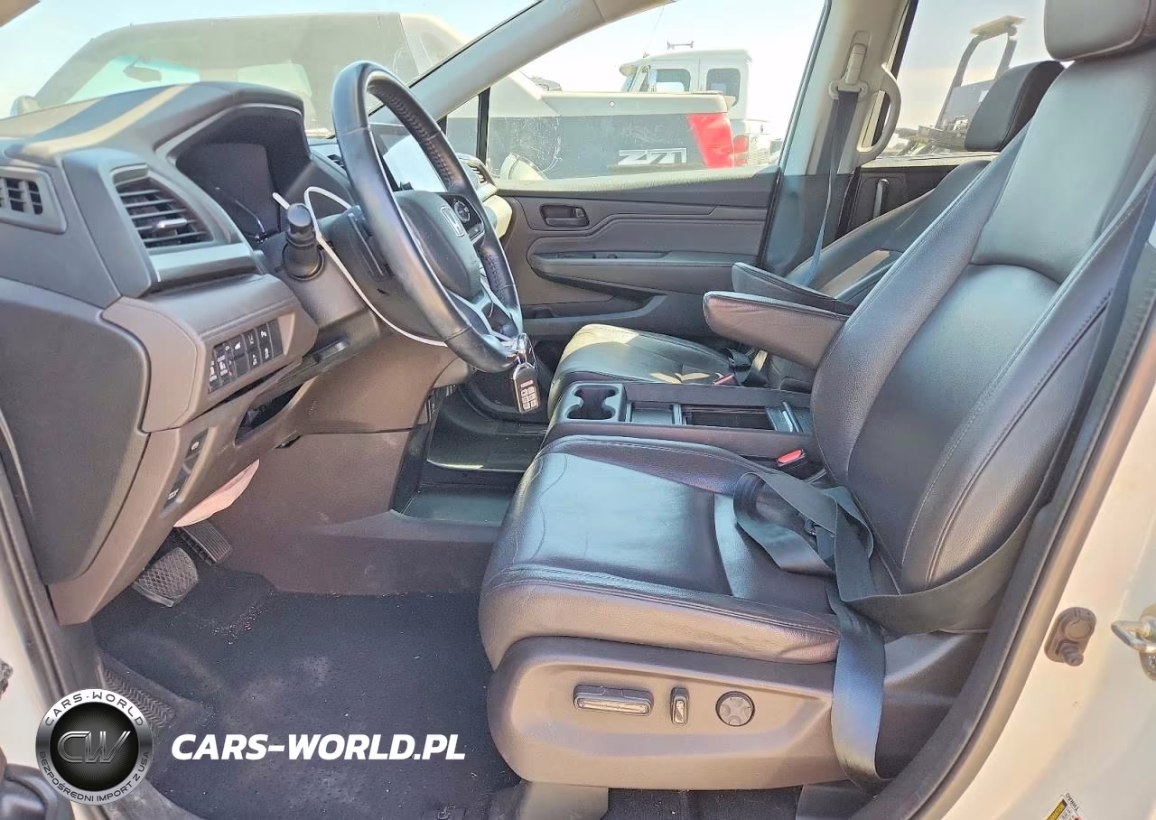 2018 Honda Odyssey Touring VIN:5FNRL6H83JB002792 - 7