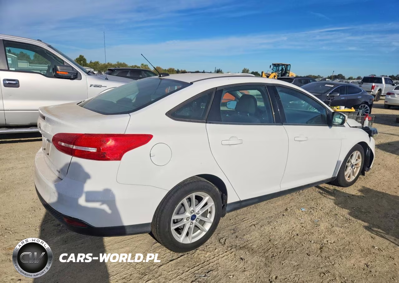 2015 Ford Focus Se VIN:1FADP3F2XFL329101 - 3
