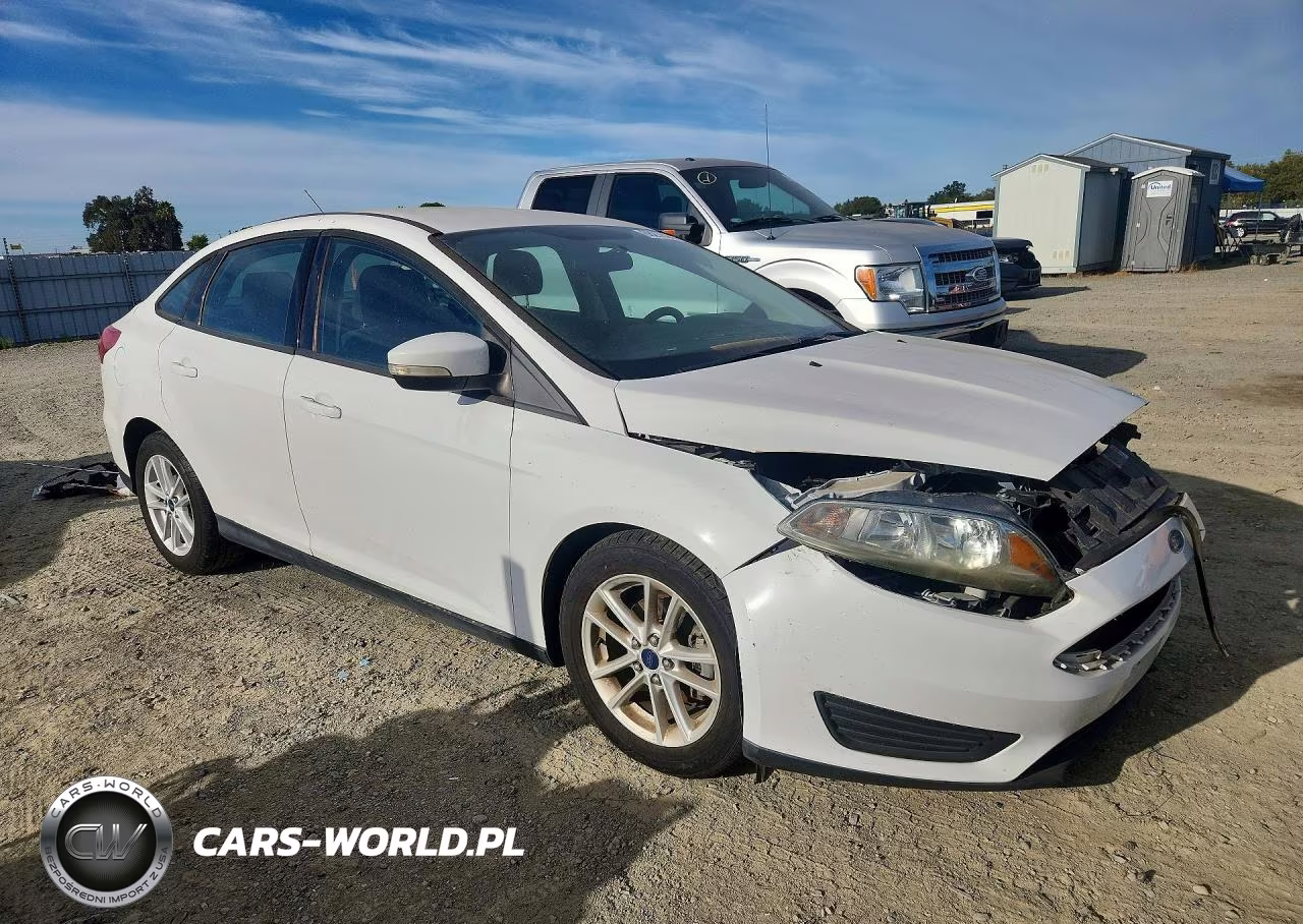 2015 Ford Focus Se VIN:1FADP3F2XFL329101 - 4