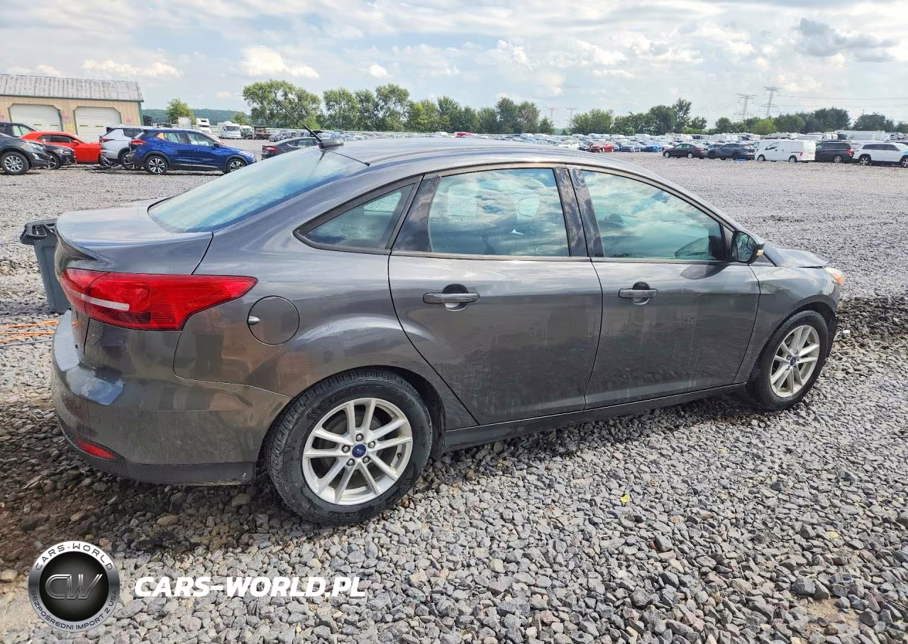 2017 Ford Focus Se VIN:1FADP3F29HL252952 - 3