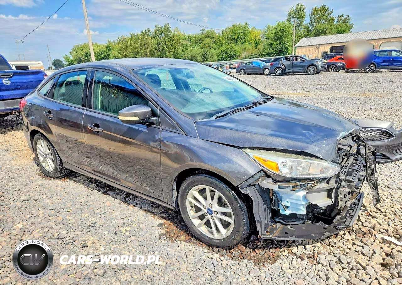 2017 Ford Focus Se VIN:1FADP3F29HL252952 - 4