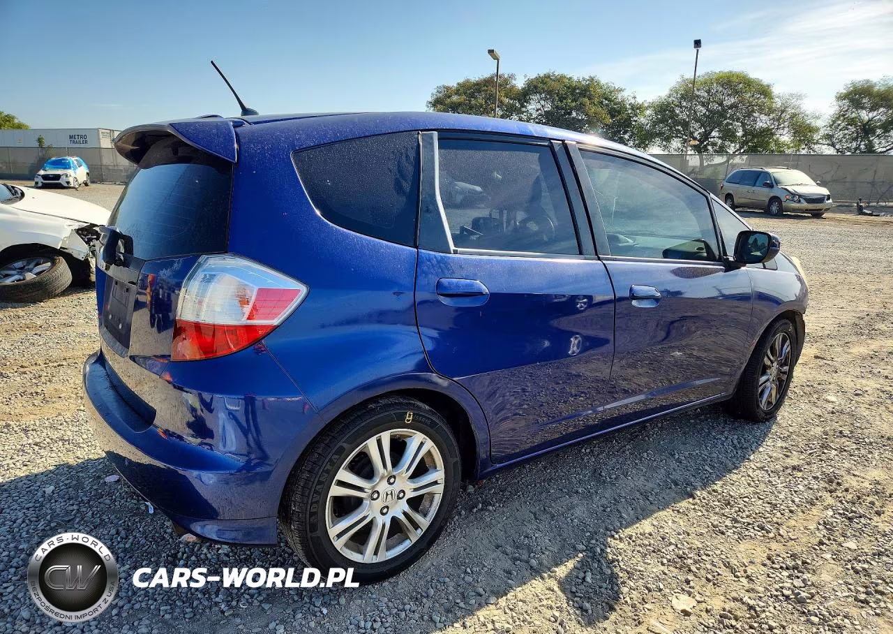 2011 Honda Fit Sport VIN:JHMGE8H59BC002604 - 3