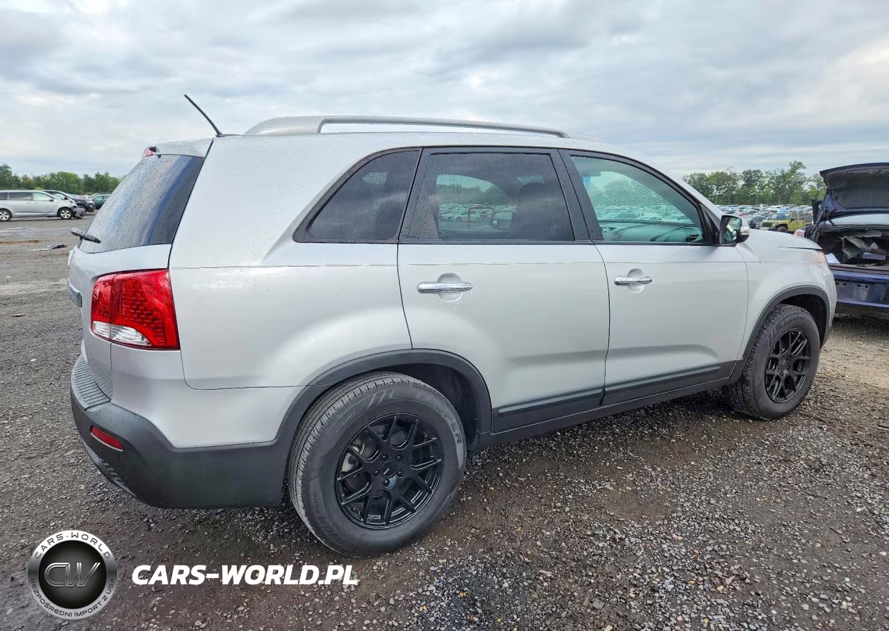 2013 Kia Sorento Lx VIN:5XYKT3A65DG411852 - 3