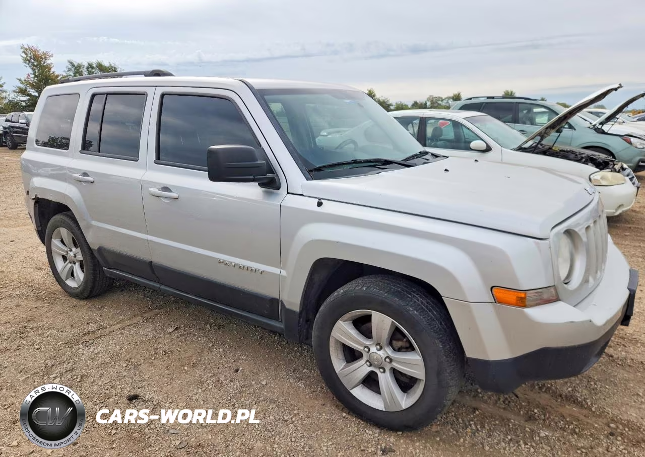 2013 Jeep Patriot Latitude VIN:1C4NJPFB6DD102843 - 4