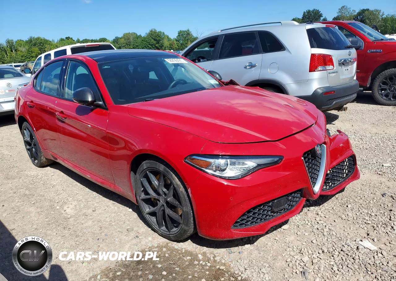 2018 Alfa Romeo Giulia Ti Q4 VIN:ZARFAEEN2J7577085 - 4