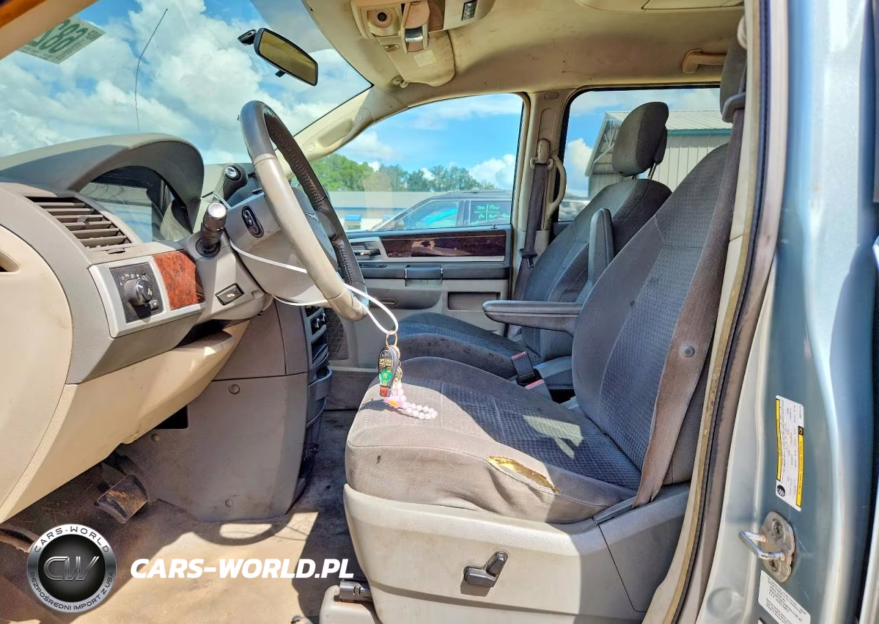 2010 Chrysler Town & Country Touring VIN:2A4RR5D13AR373175 - 7