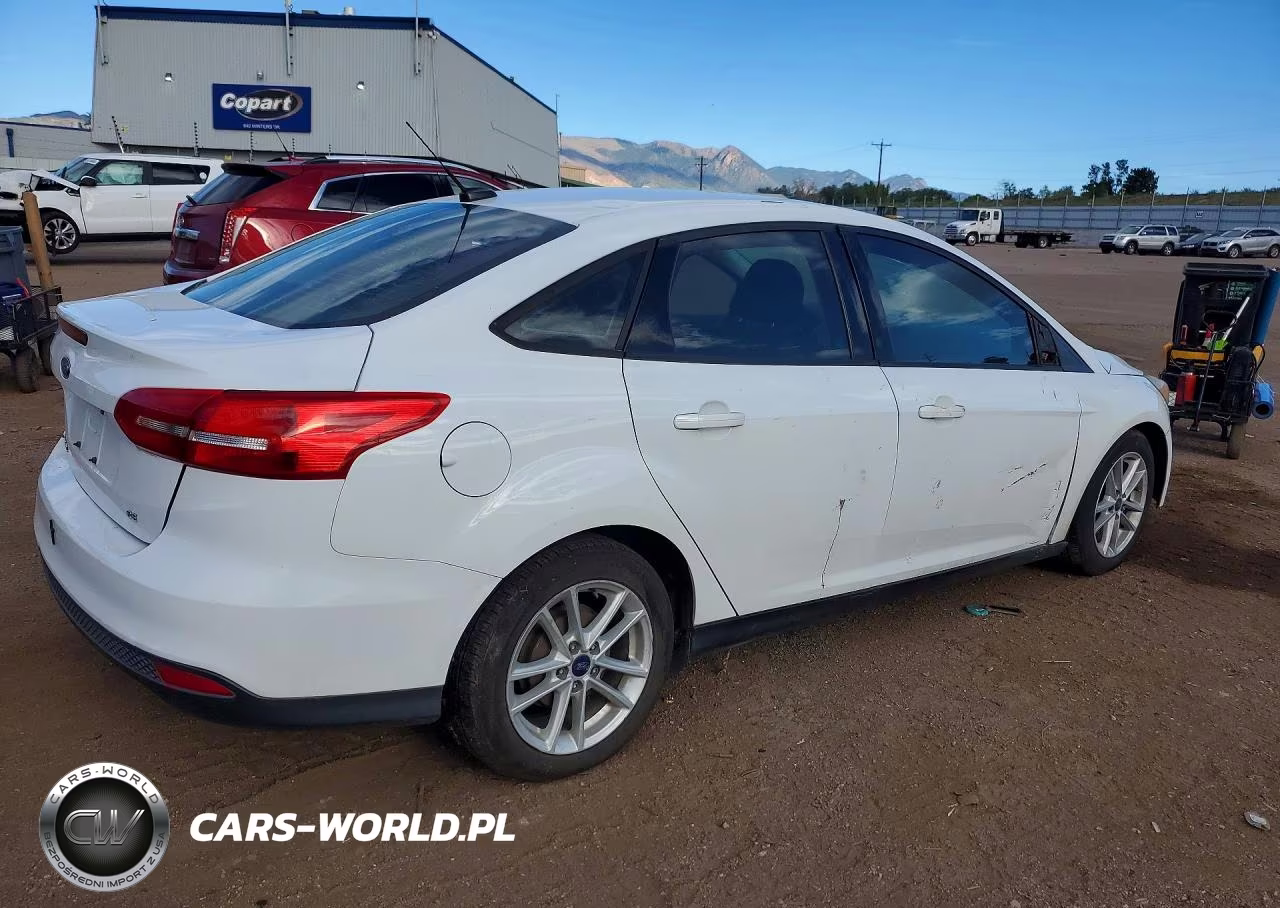 2017 Ford Focus Se VIN:1FADP3F27HL257650 - 3