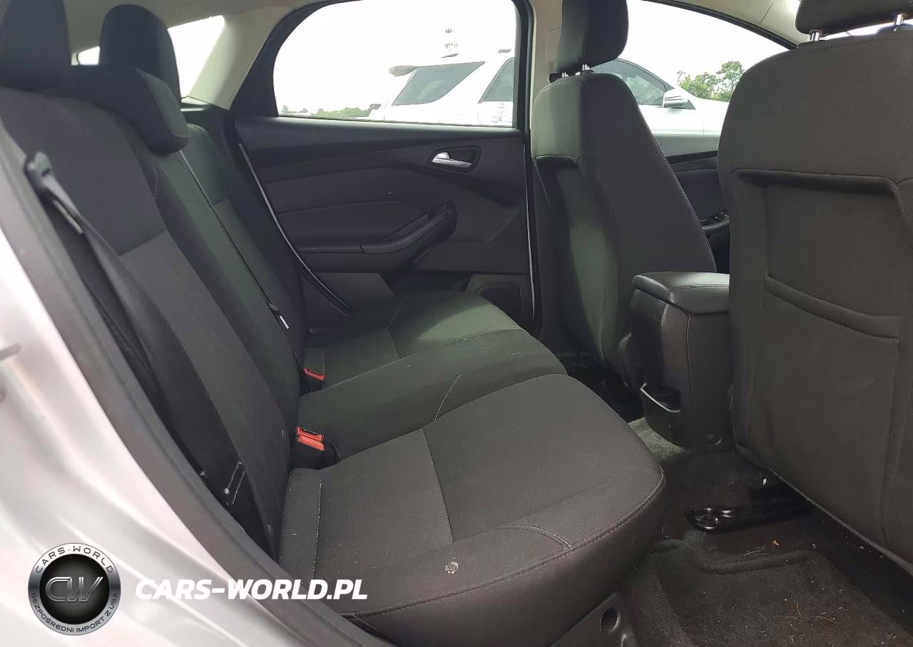 2018 Ford Focus Se VIN:1FADP3K25JL329389 - 10