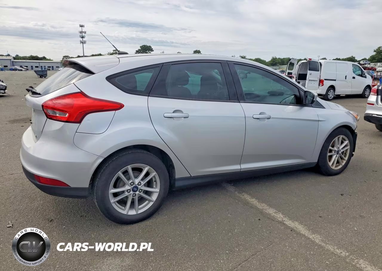 2018 Ford Focus Se VIN:1FADP3K25JL329389 - 3