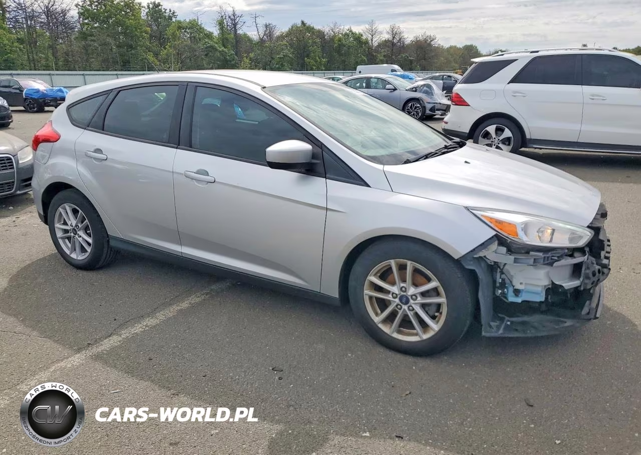 2018 Ford Focus Se VIN:1FADP3K25JL329389 - 4