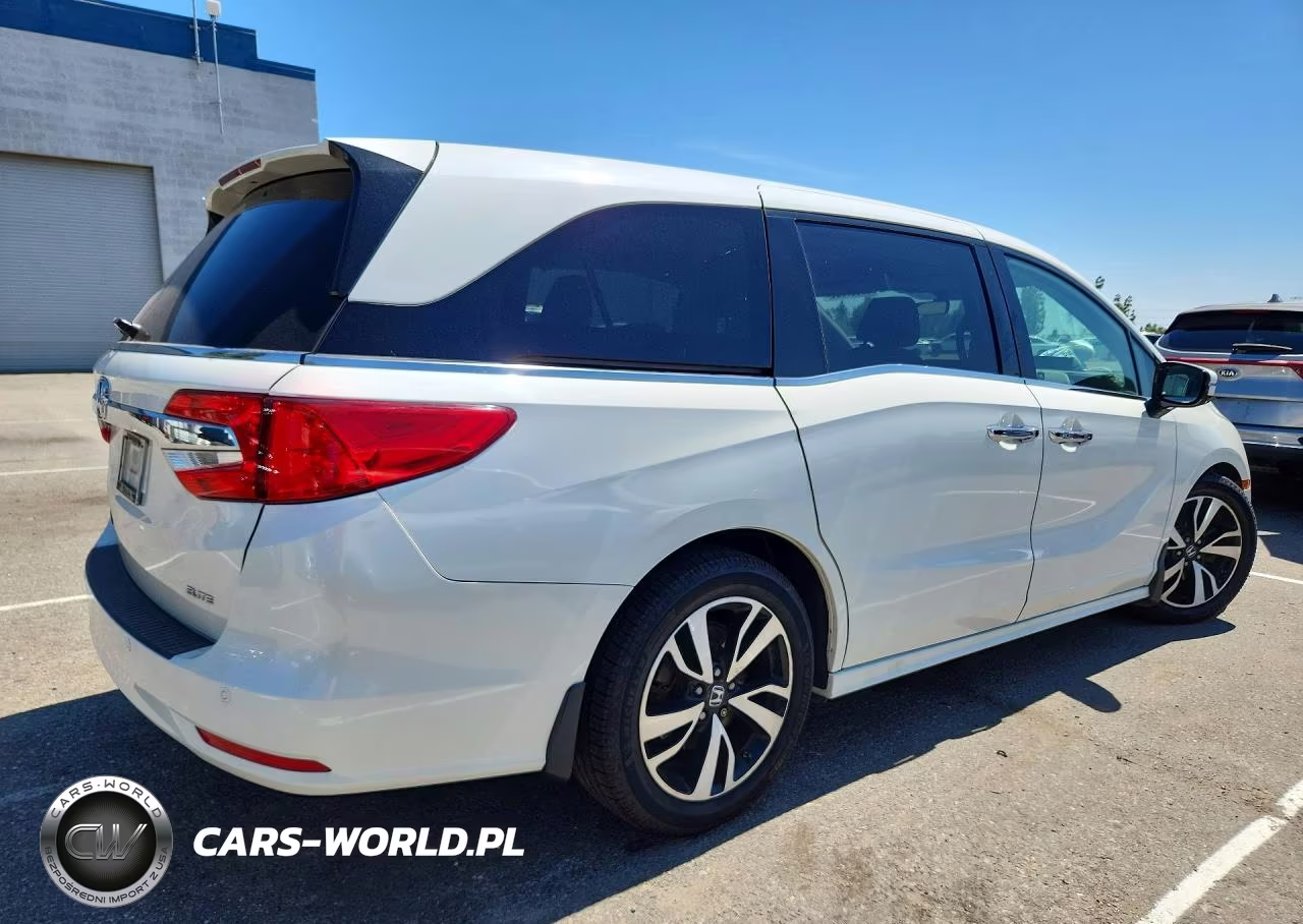 2018 Honda Odyssey Elite VIN:5FNRL6H91JB033418 - 3