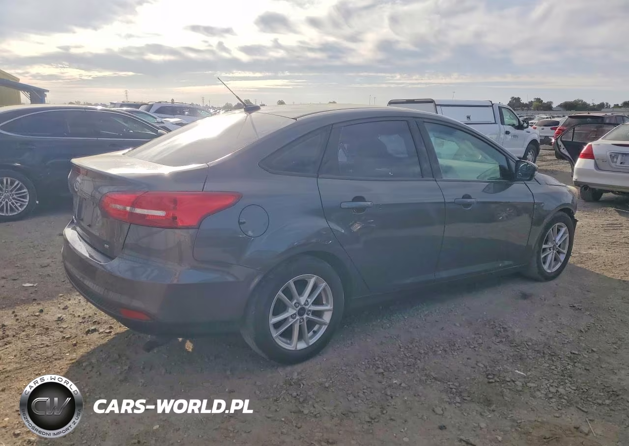 2016 Ford Focus Se VIN:1FADP3F23GL346369 - 3