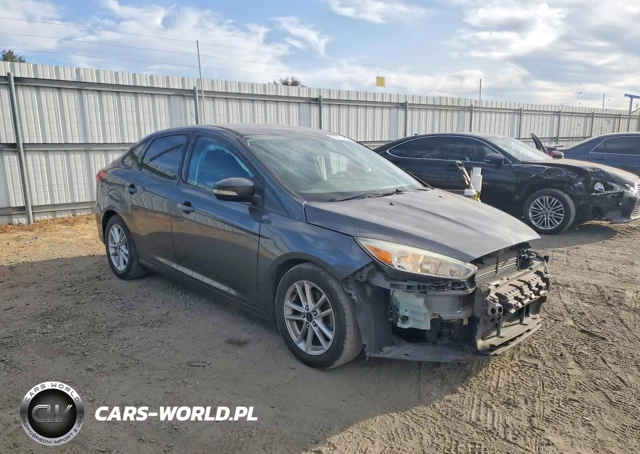 2016 Ford Focus Se VIN:1FADP3F23GL346369 - 4