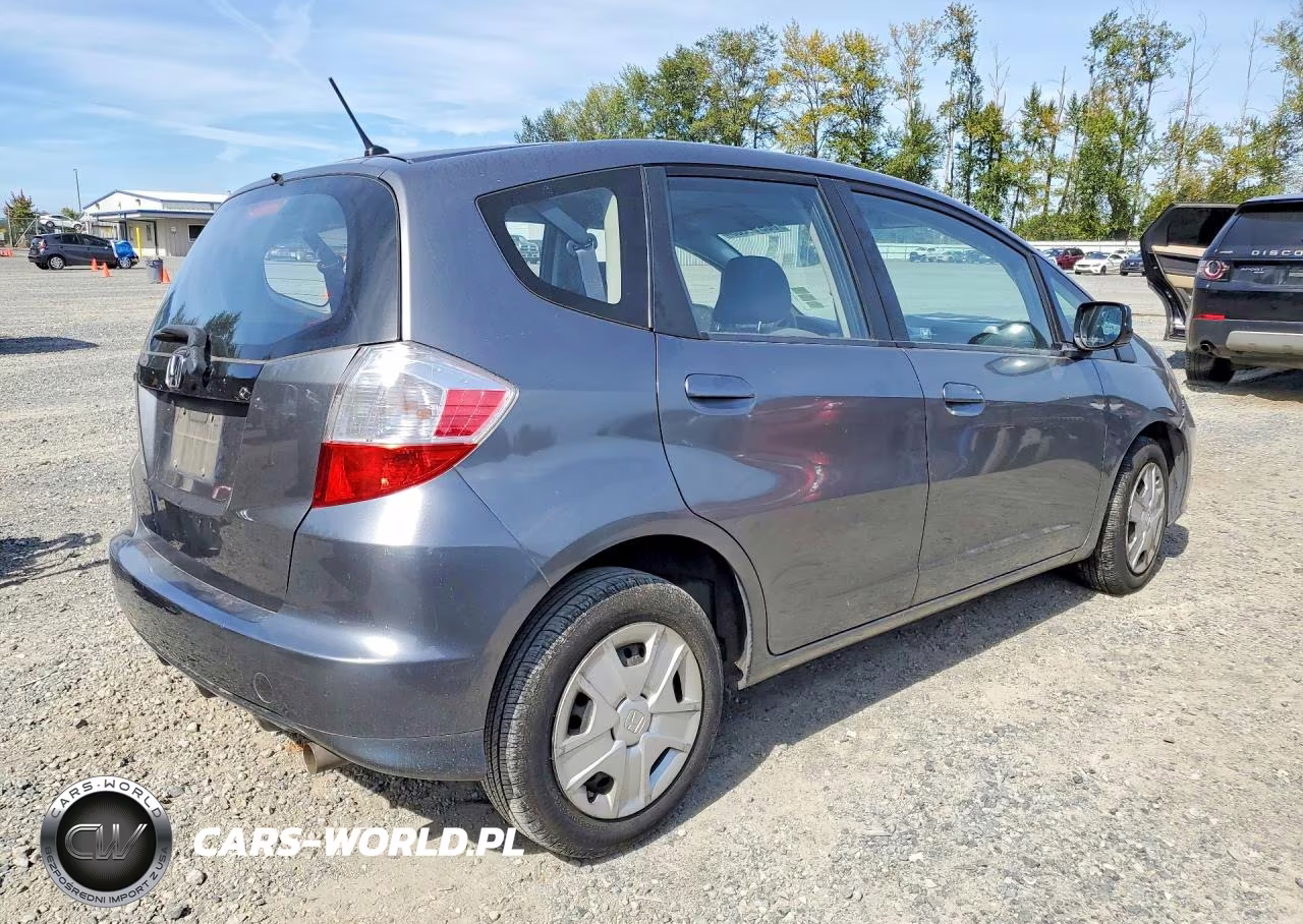 2013 Honda Fit VIN:JHMGE8H37DC082566 - 3