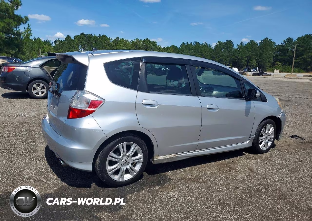2011 Honda Fit Sport VIN:JHMGE8H50BS003839 - 3