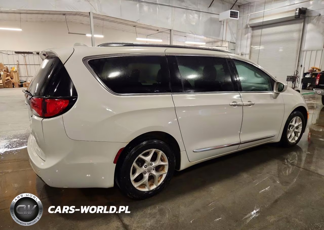 2017 Chrysler Pacifica Touring L Plus VIN:2C4RC1EG0HR591880 - 3