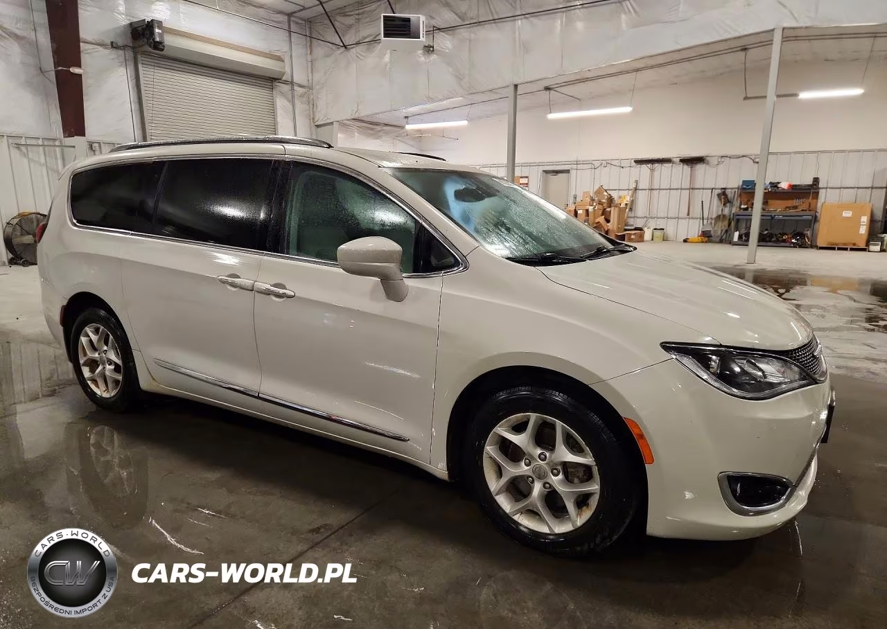 2017 Chrysler Pacifica Touring L Plus VIN:2C4RC1EG0HR591880 - 4