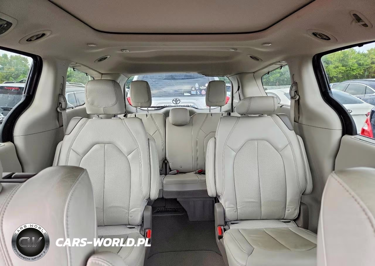 2020 Chrysler Pacifica Touring L Plus VIN:2C4RC1EGXLR111434 - 10