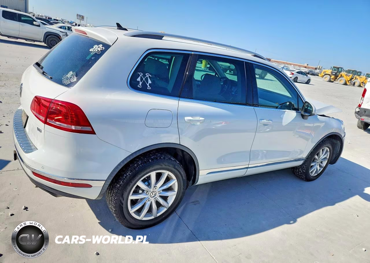 2016 Volkswagen Touareg Sport VIN:WVGEF9BP0GD007550 - 3