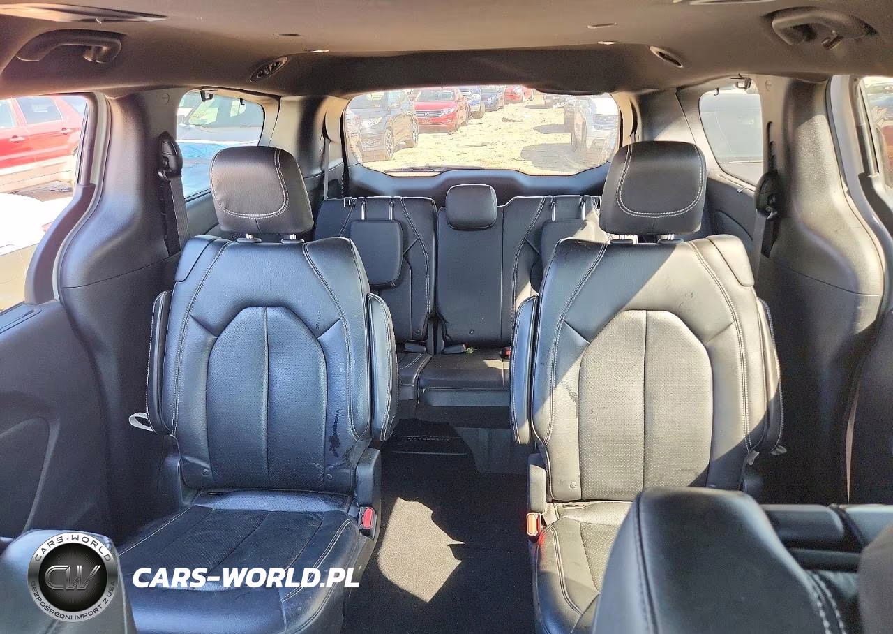 2018 Chrysler Pacifica Touring L Plus VIN:2C4RC1EG3JR310841 - 10